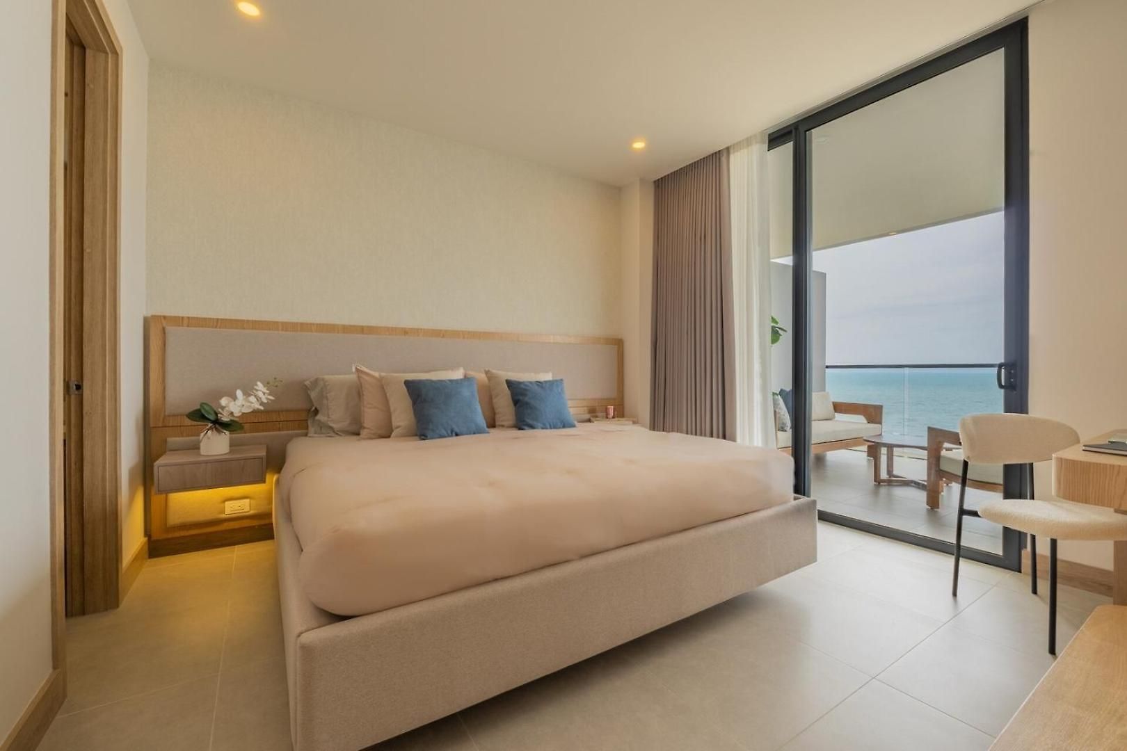Wake Up To The Ocean, True Beachfront Terrace *