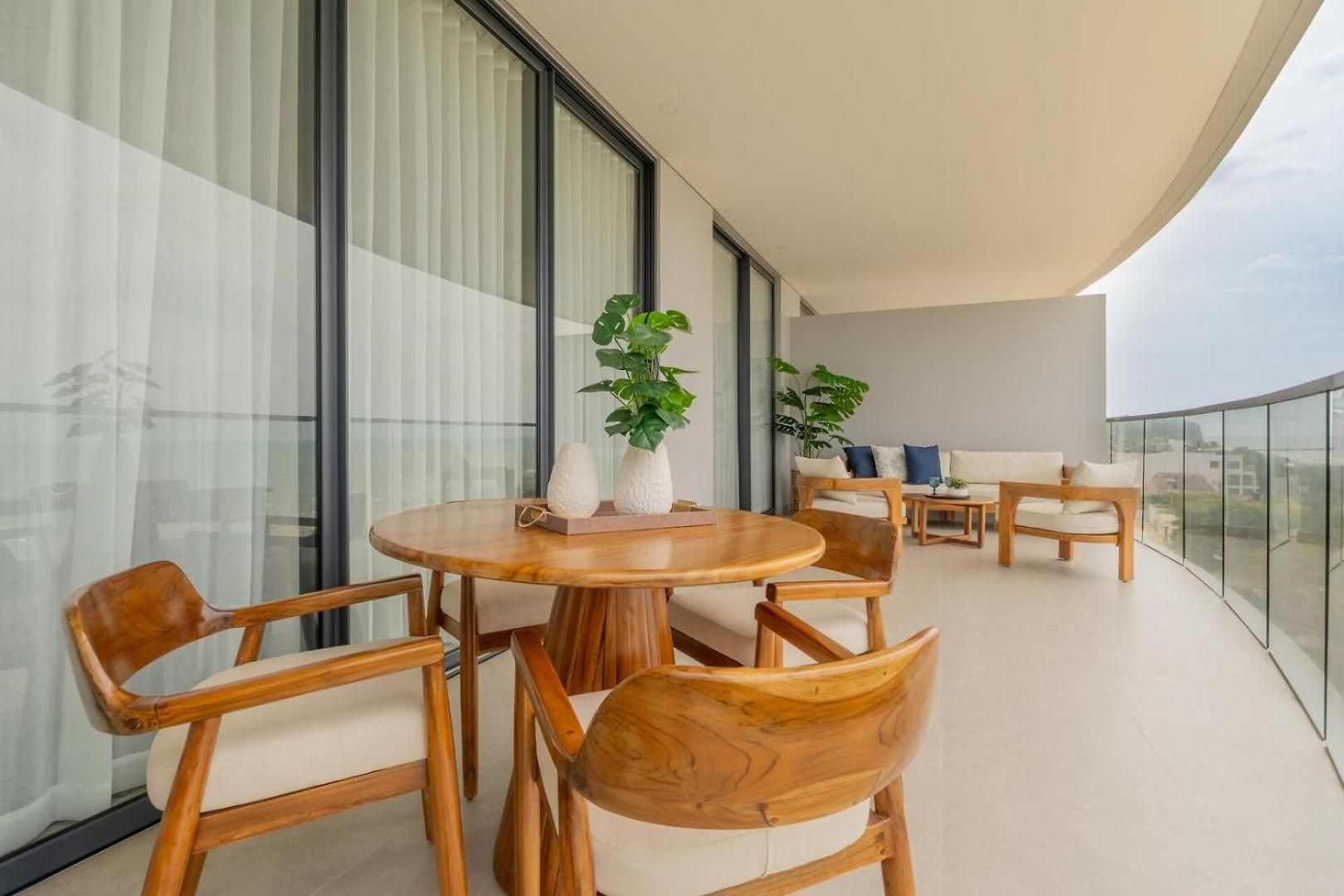 Wake Up To The Ocean, True Beachfront Terrace Apartamento