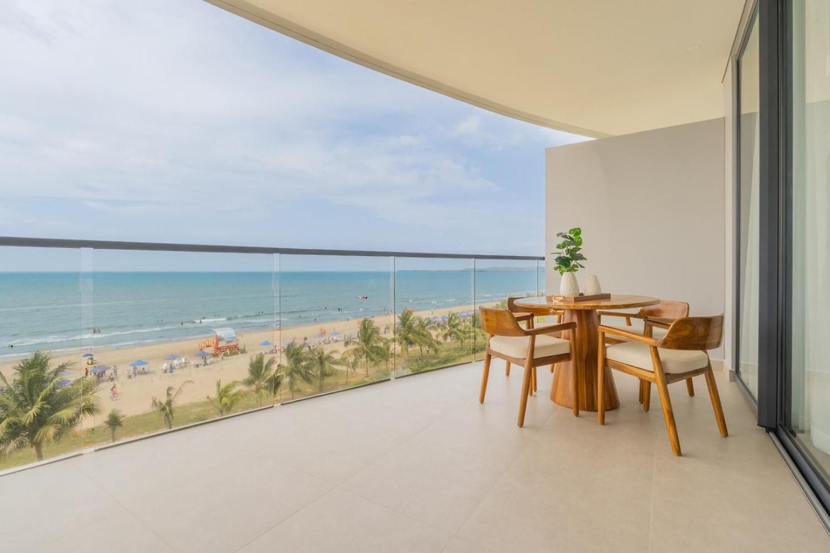 Wake Up To The Ocean, True Beachfront Terrace Apartamento