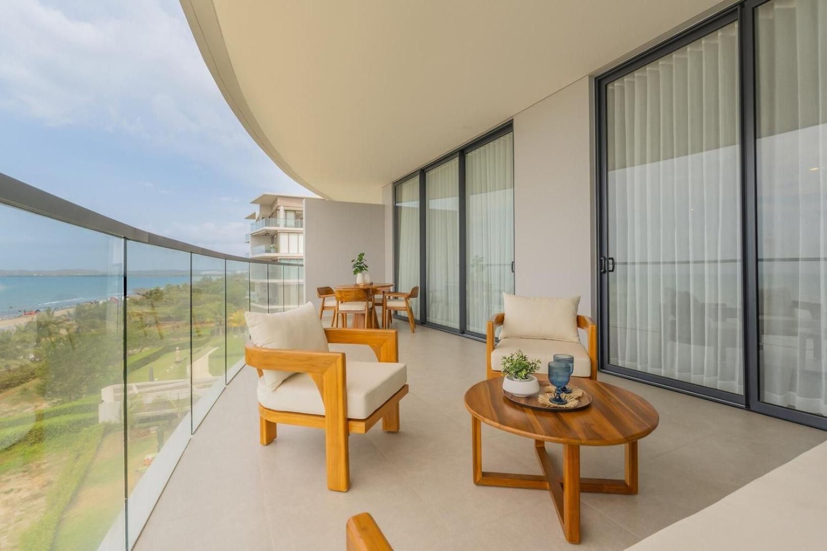 Wake Up To The Ocean, True Beachfront Terrace Apartamento