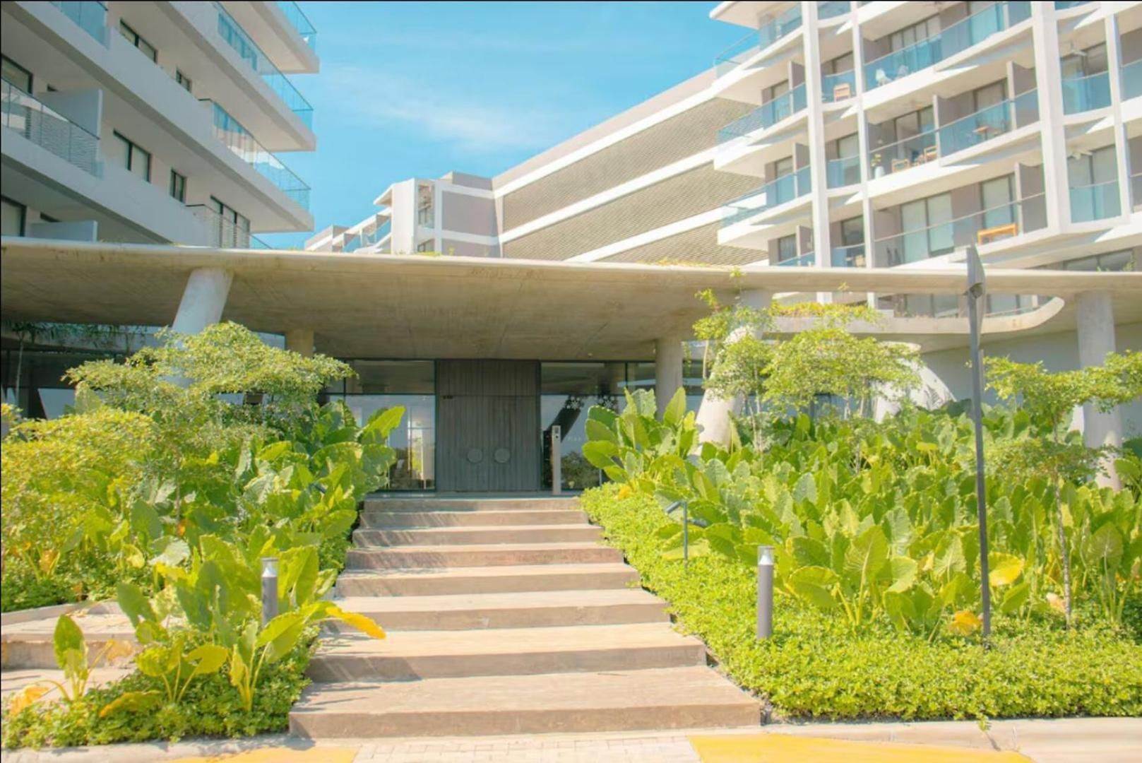 Wake Up To The Ocean, True Beachfront Terrace Apartamento