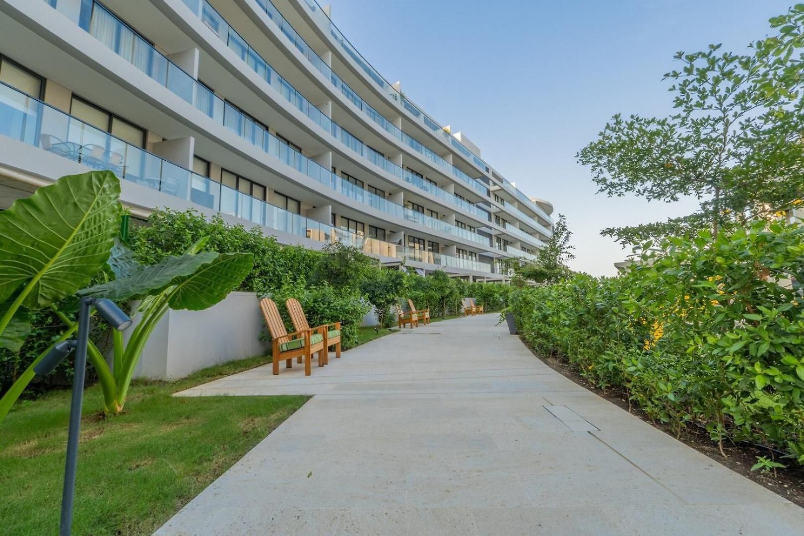 Wake Up To The Ocean, True Beachfront Terrace
